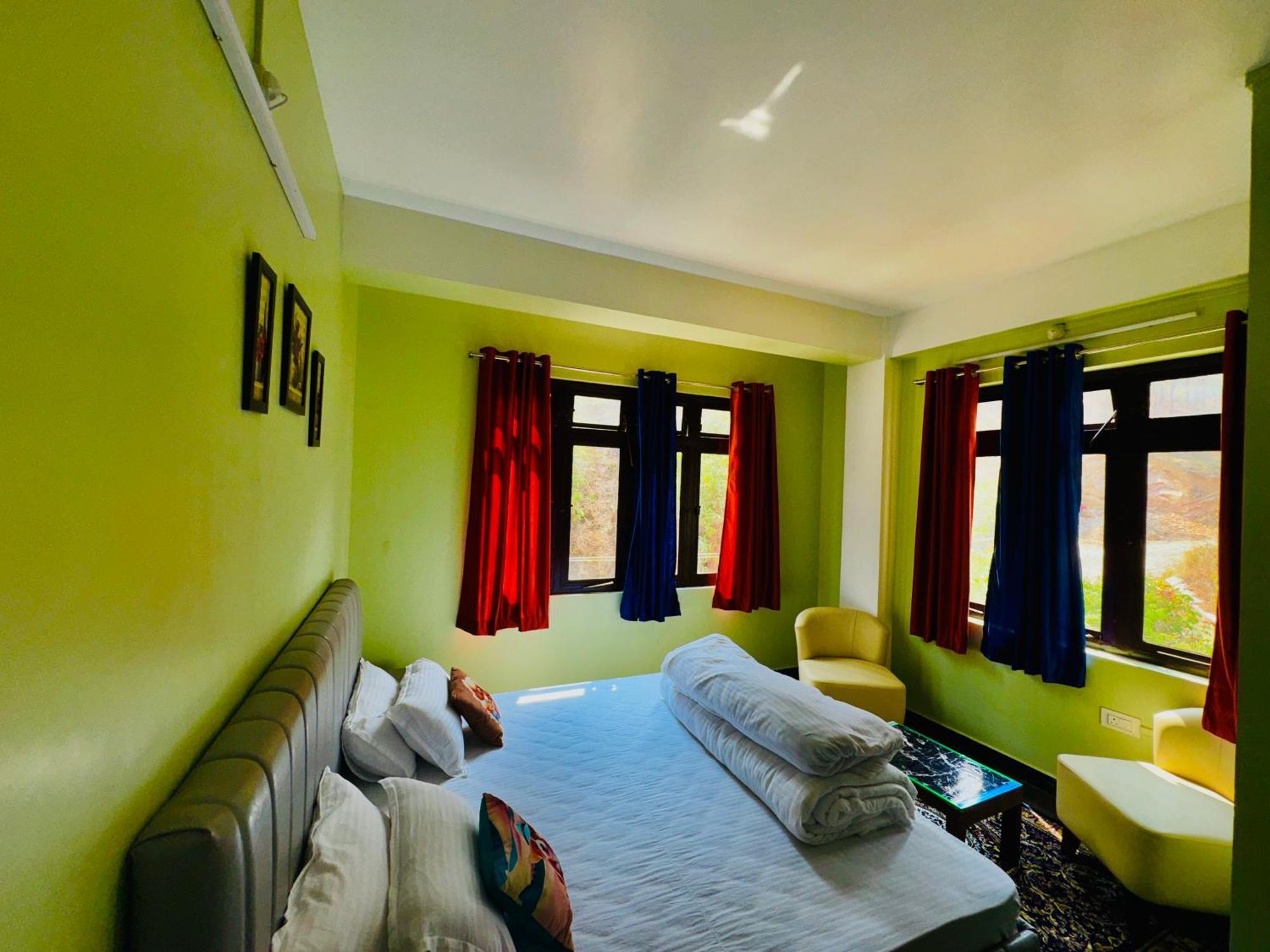 Xtsy Travellers Hostel Shillong Exterior photo