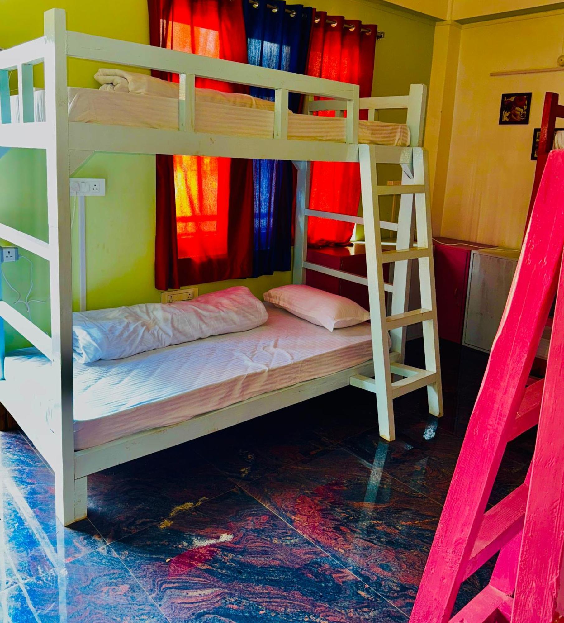 Xtsy Travellers Hostel Shillong Exterior photo